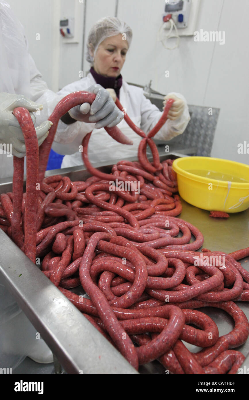 Faire une saucisse merguez saucisse épicée de l'Algérie et d'Afrique du Nord. Banque D'Images