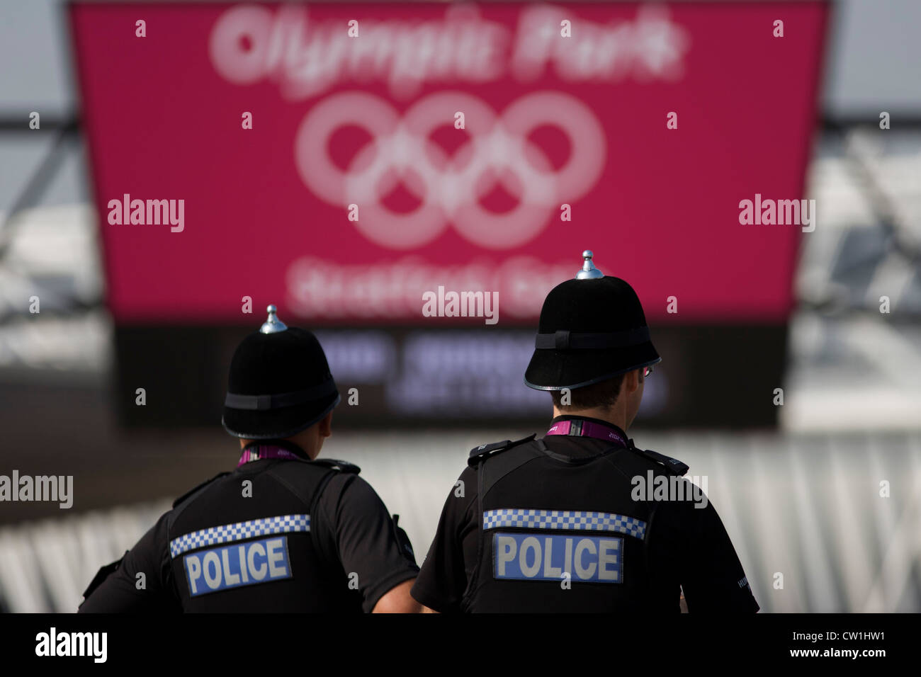 Des agents de police d'Humberside dans le nord-est de l'Angleterre se tenir en face de l'entrée principale du Parc olympique comme une présence visible au cours de l'Jeux olympiques de 2012 à Londres. Plus de 230 policiers de toute la région de l'Humber s'est rendu à Londres pour aider la police à les Jeux Olympiques. Les vacances étaient limitées, et réduit la formation des gendarmes spéciaux rédigés en couverture à l'Hull et l'East Riding que des officiers ont été envoyés à Londres à la police de la ville tout les jeux sont sur. Les officiers supérieurs disent qu'ils ont travaillé dur pour assurer "l'ensemble des fonctions policières essentielles Hull et l'East Riding n'est pas affaiblie. Banque D'Images