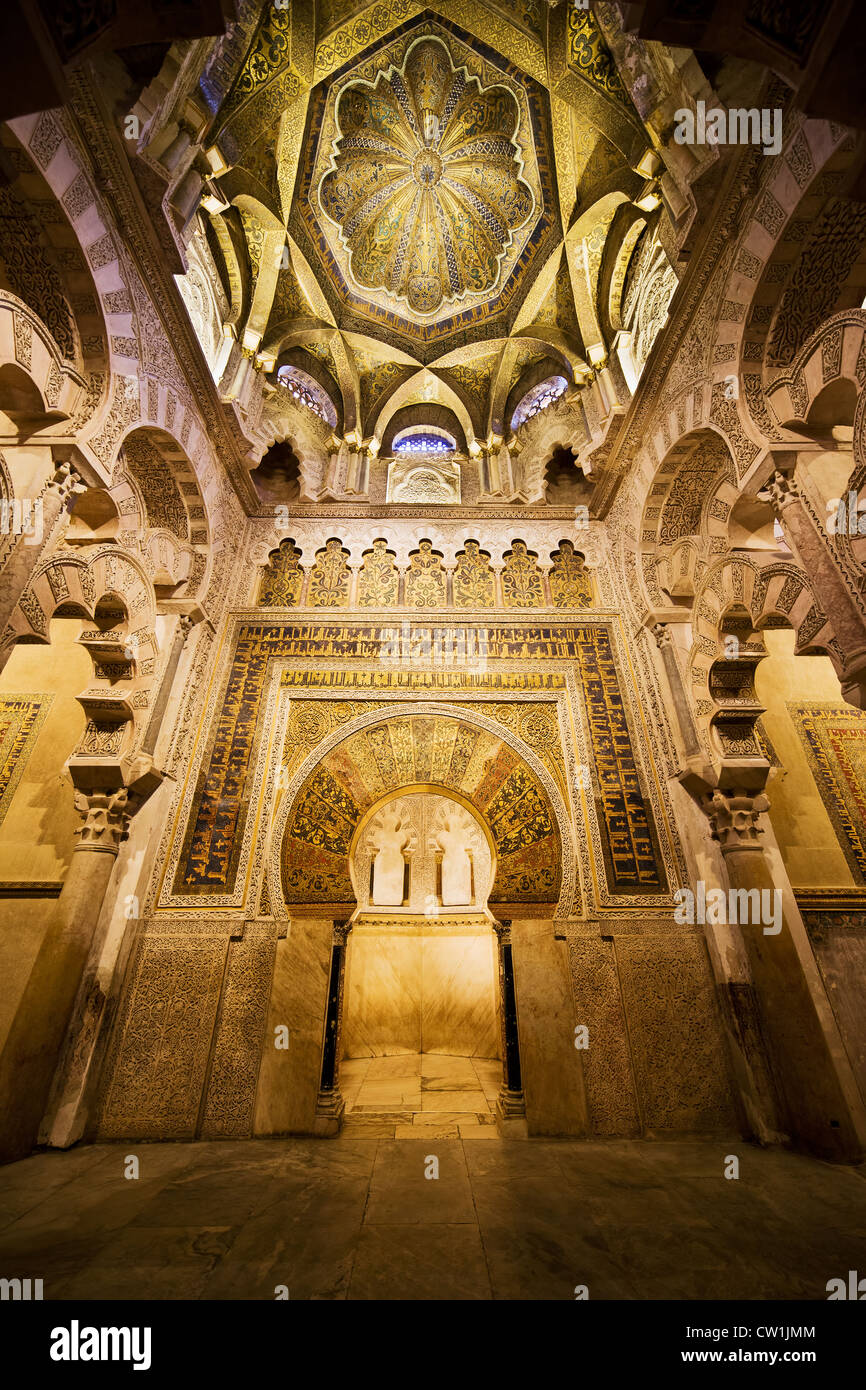 Mihrab (niche de prière) et plafond en dôme doré de 8ème siècle la grande mosquée (mezquita) intérieur à Cordoba, Espagne. Banque D'Images