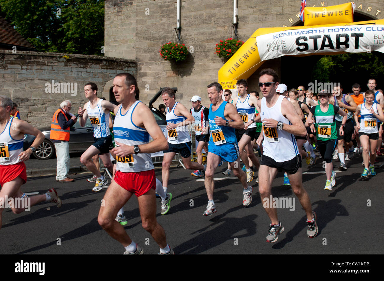 Porteur de lancer une course de 10k Banque D'Images