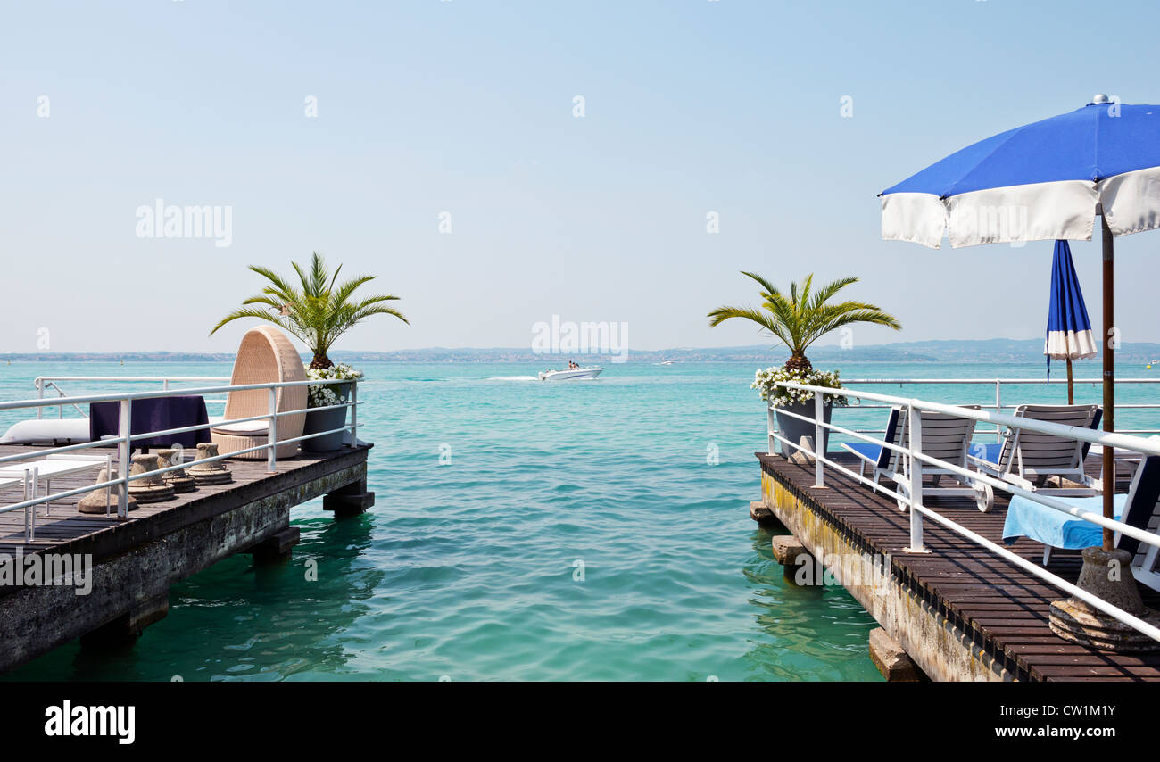 Vue sur le lac de Garde Sirmione Italie Province Brescia Banque D'Images