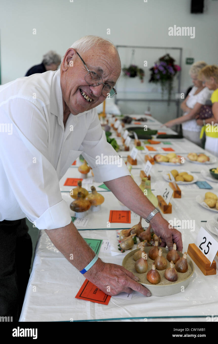 Bill Wood avec certains de ses oignons primés à la Société d'Horticulture de Patcham Flower Show annuel aujourd'hui Brighton UK Banque D'Images