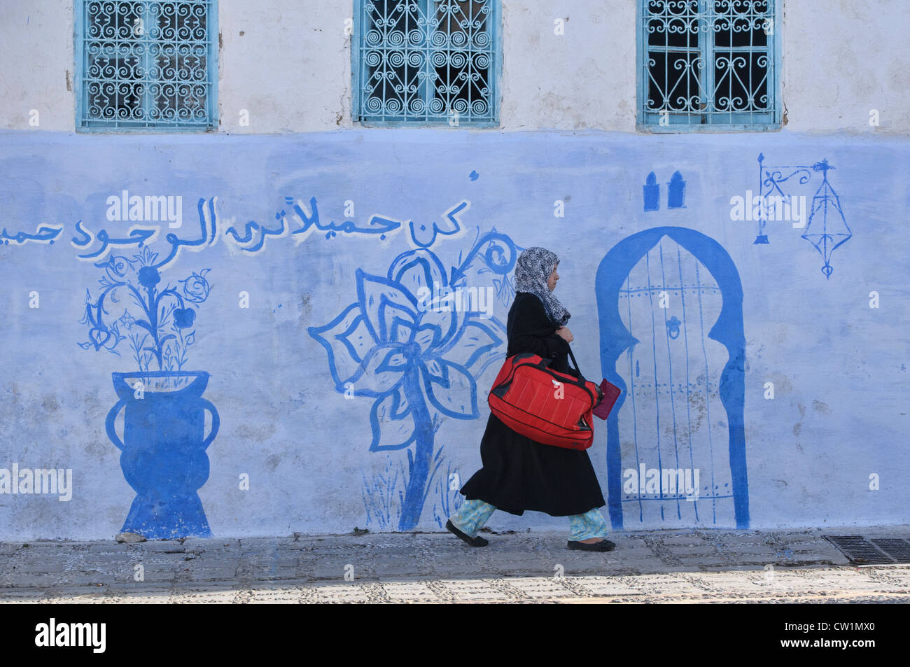 Scène de rue dans la ville de Chefchaouen bleu, Maroc Banque D'Images