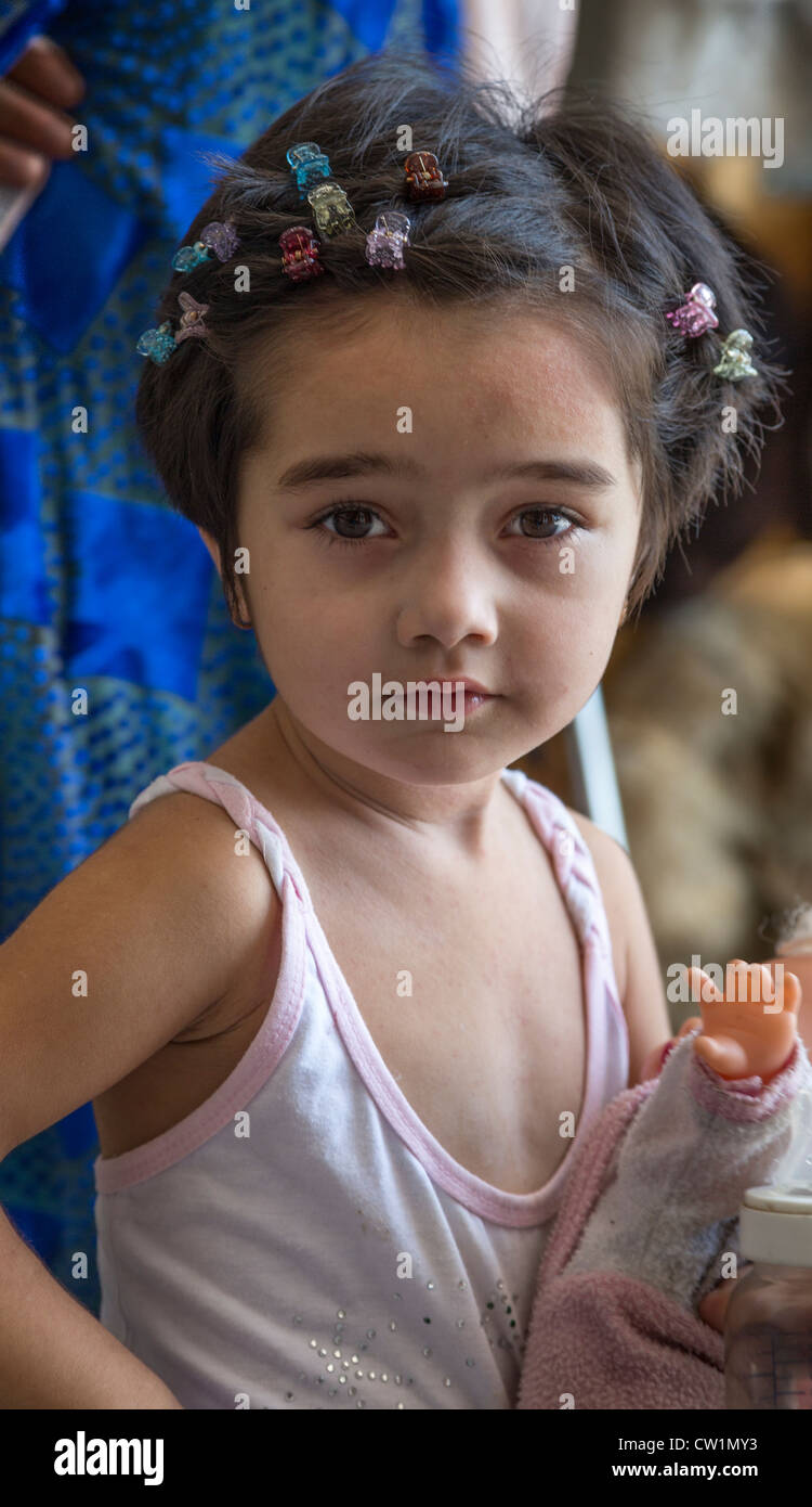 Jeune fille à la poupée, Boukhara, Ouzbékistan Banque D'Images