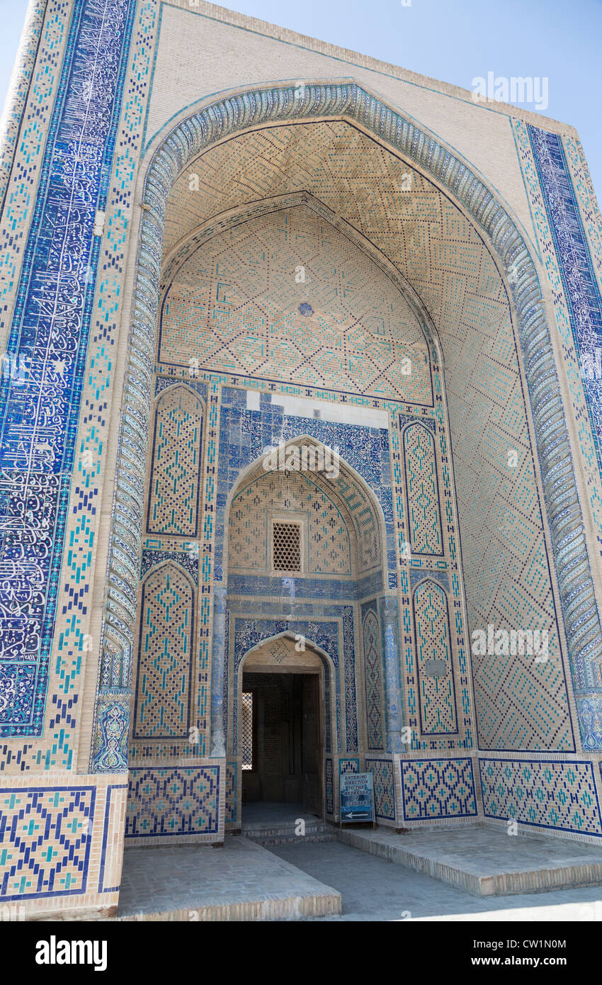 À l'entrée de madrasa Ulugh Beg, Boukhara, Ouzbékistan Banque D'Images