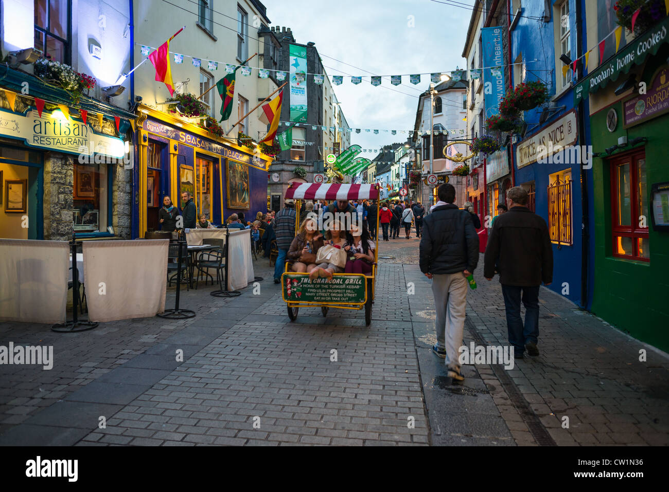 Les boutiques du quartier latin au crépuscule dans le centre-ville de Galway. Le comté de Galway, Irlande. Banque D'Images