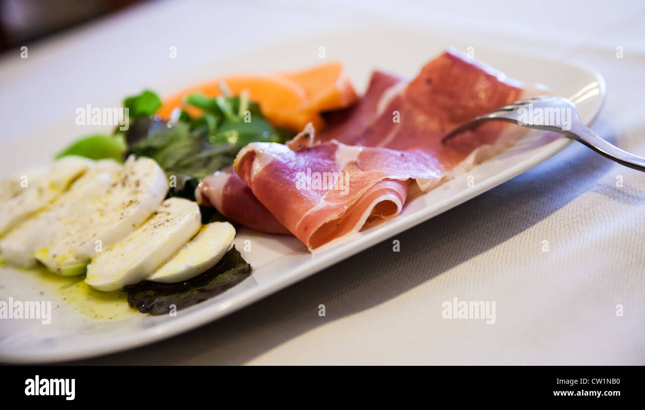 L'Italie, le meilleur restaurant de Florence. Jambon, mozzarella et légumes sur la table de restaurant. Banque D'Images