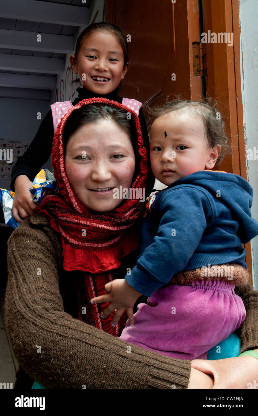 Un portrait d'une mère, fille et fils à l'école résidentielle nomade Puga Puga élevé dans les montagnes du Ladakh, Inde Banque D'Images