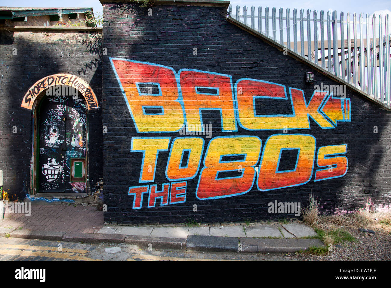 Retour à l'80s par le graffiti la vie, Brick Lane, Londres, Angleterre, Royaume-Uni. Banque D'Images