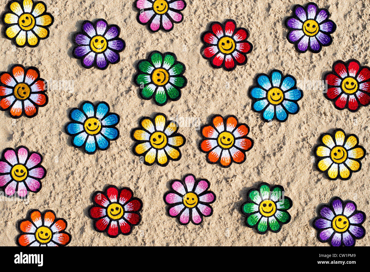 Broderie multicolore sur fer flower patch Smiley en sable d'une plage Banque D'Images