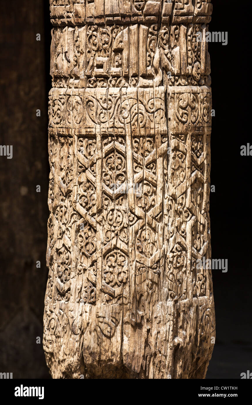 Détail de la colonne en bois du XIIe siècle de la mosquée du vendredi de Khiva, Ouzbékistan Banque D'Images