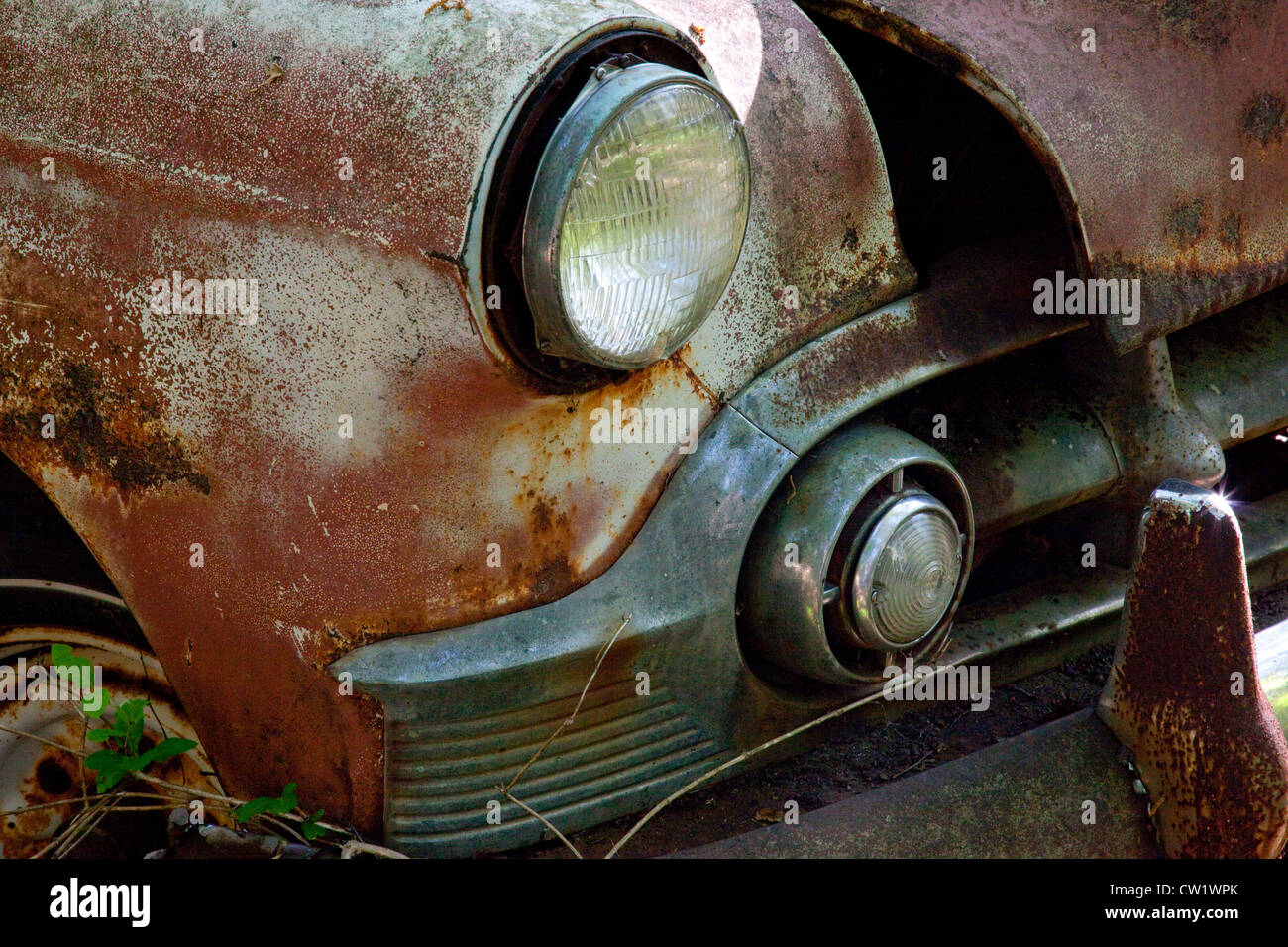 Vieille voiture abandonnée dans de rouille sur l'aile avant et chrome Banque D'Images