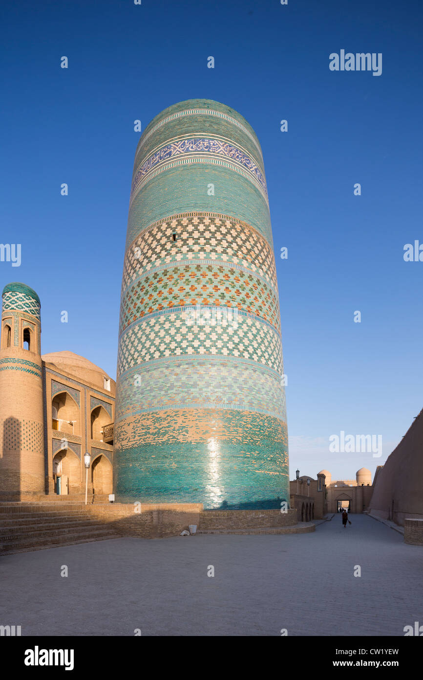 Kalta minar et Muhammad Amin Khan Madrasah, Ichan Kala, Khiva, Ouzbékistan Banque D'Images