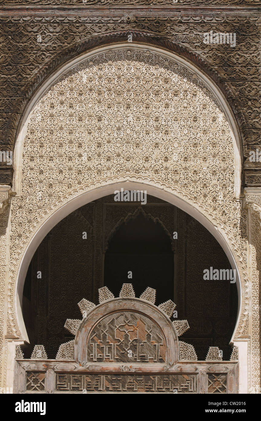 De superbes détails architecturaux à la Medersa Bou Inania dans l'ancienne Fes, Maroc Banque D'Images