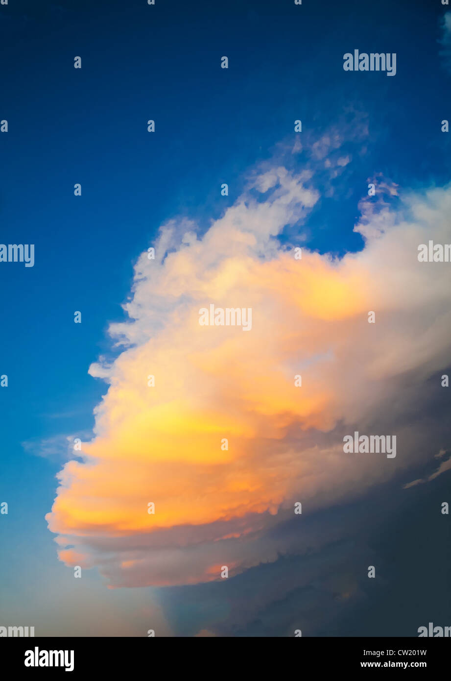 Lumière du soir nuages de tempête scenic Banque D'Images