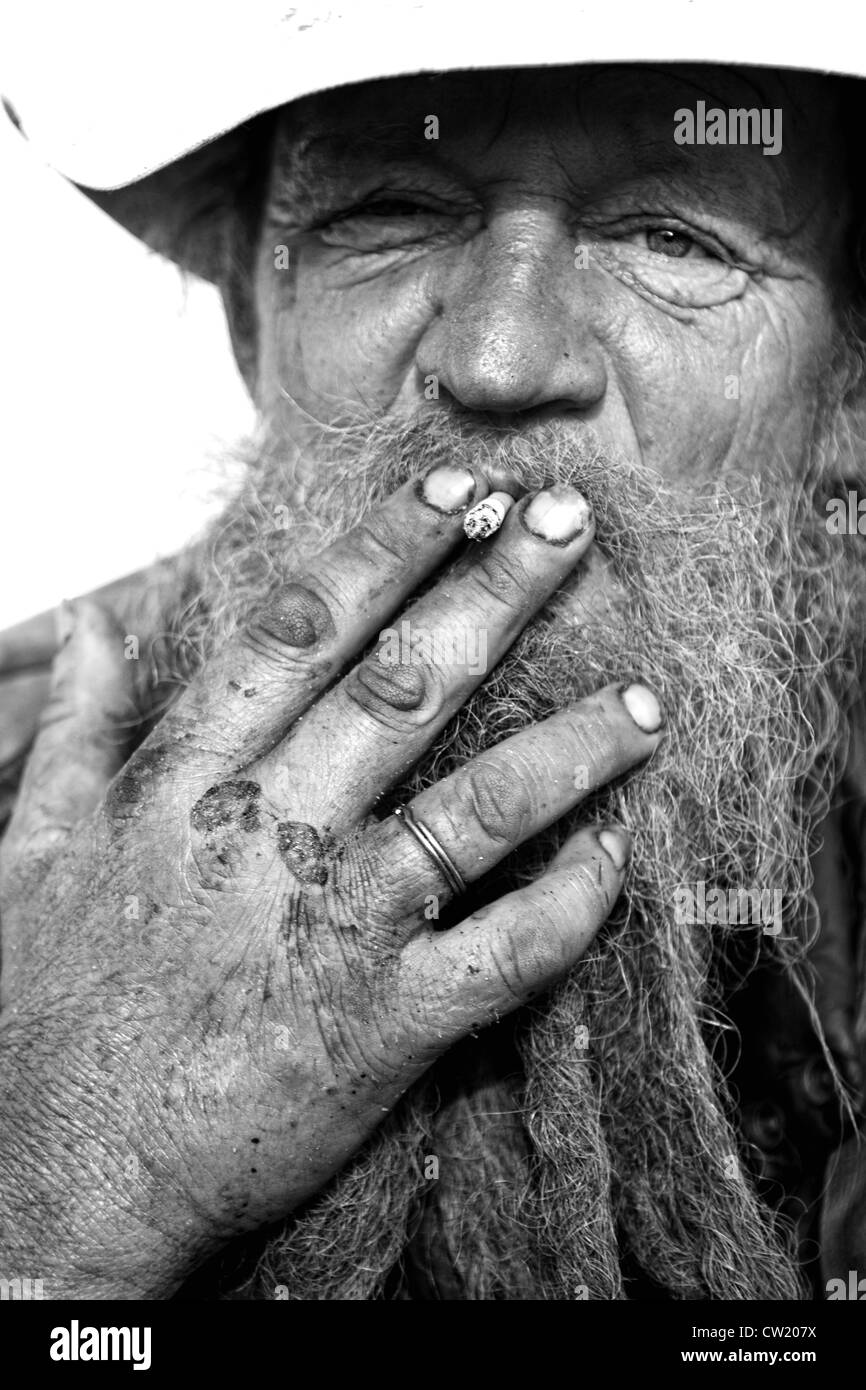 Homeless man smoking a cigarette Banque D'Images
