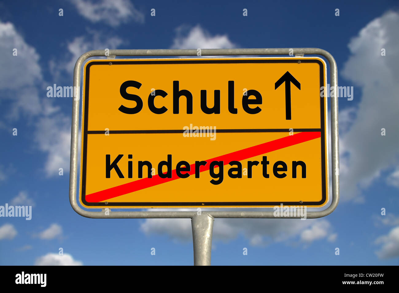 German road sign la maternelle et l'école avec ciel bleu et nuages blancs Banque D'Images