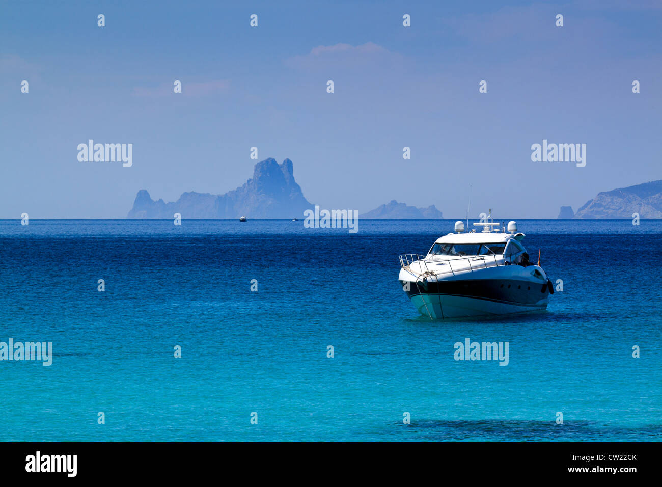 Es Vedra Île, Ibiza (Espagne) à partir de Formentera dans la mer Méditerranée. Un yacht à moteur peut être vu dans l'avant-plan, moore Banque D'Images