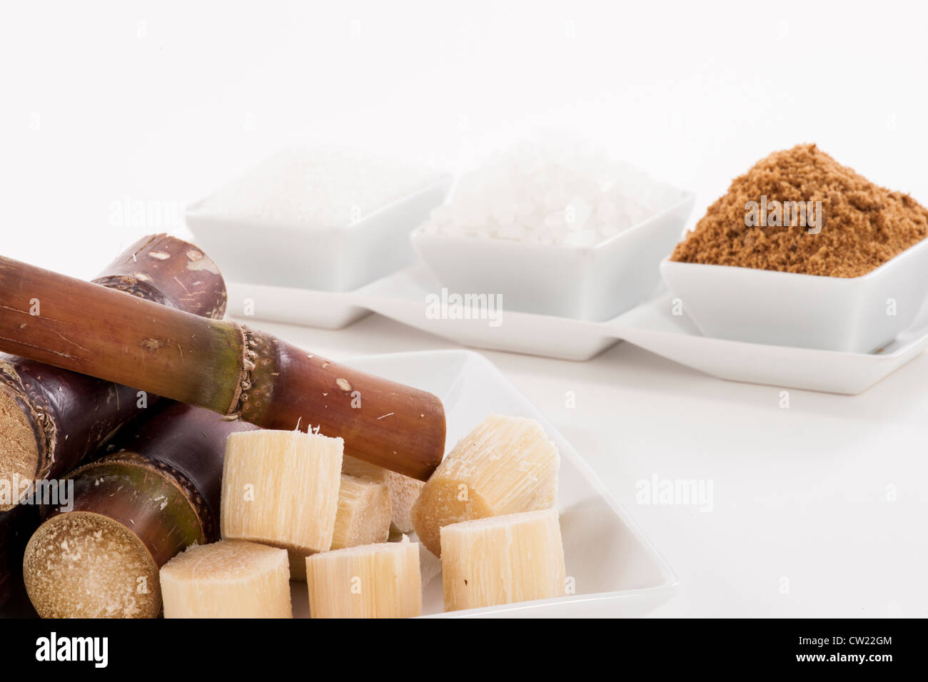 Blanc, Rock, le sucre brun et le sucre de canne dans un bol Banque D'Images