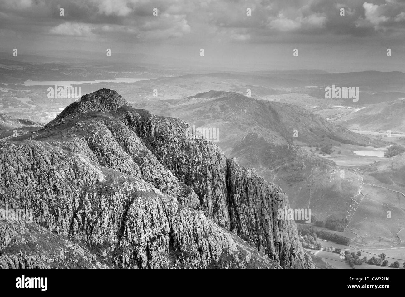 Image en noir et blanc de Loft Crag, partie de la chaîne des Langdale Pikes dans le Lake District. Prises de brochets de Stickle Banque D'Images