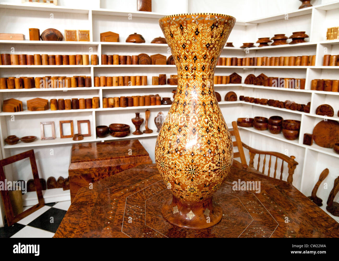 Une marqueterie en bois vase pour vendre à un magasin de métier, Essaouira Maroc Afrique du Nord Banque D'Images
