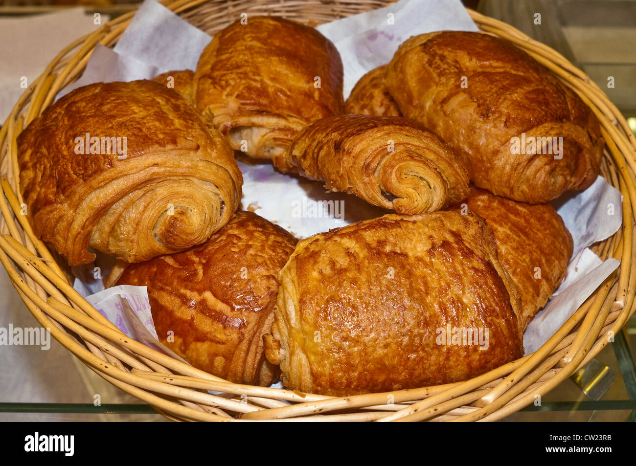 Petit-déjeuner frais pains au chocolat Français - France. Banque D'Images