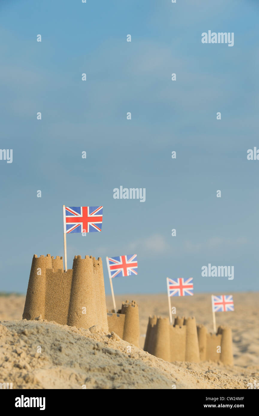 Drapeaux Union Jack dans des châteaux de sable sur une plage. Wells next the sea. Norfolk, Angleterre Banque D'Images