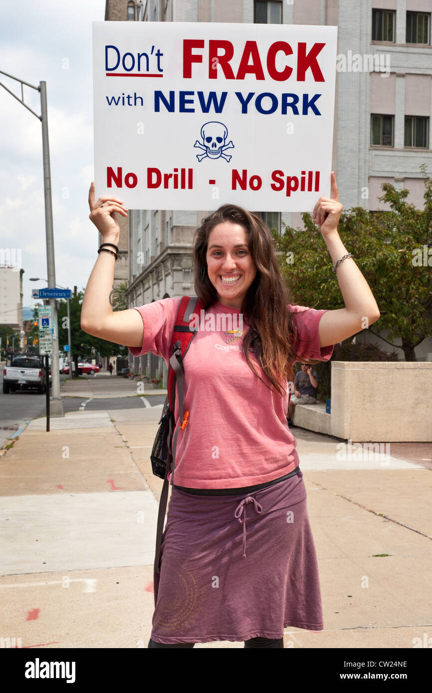 Jeune femme à protester contre la fracturation hydraulique, Utica, New York Banque D'Images