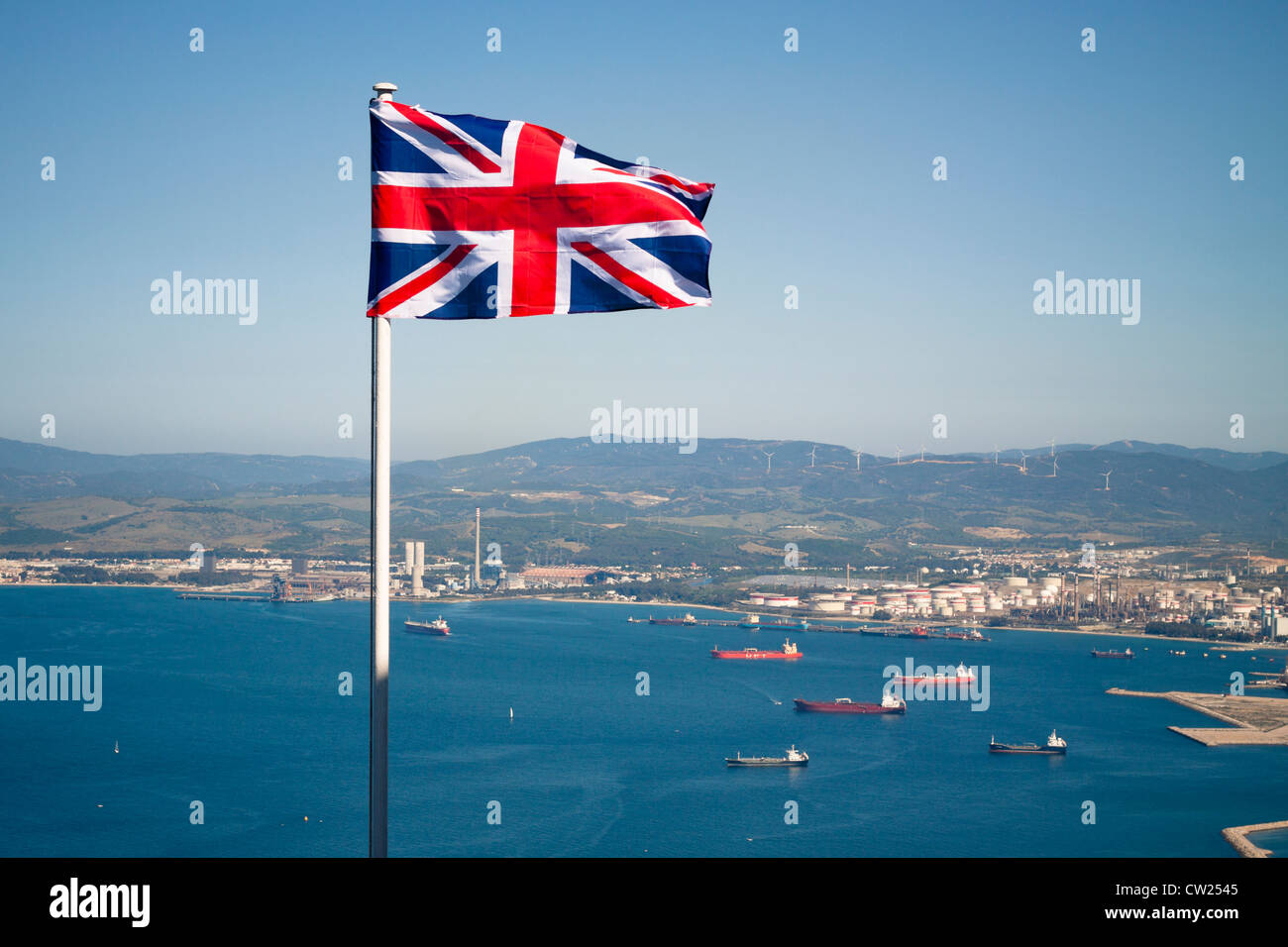 Drapeau de l'Union britannique avec la Côte d'Andalousie en Espagne sur l'arrière-plan. Photo prise d'en haut du rocher de Gibraltar. Banque D'Images