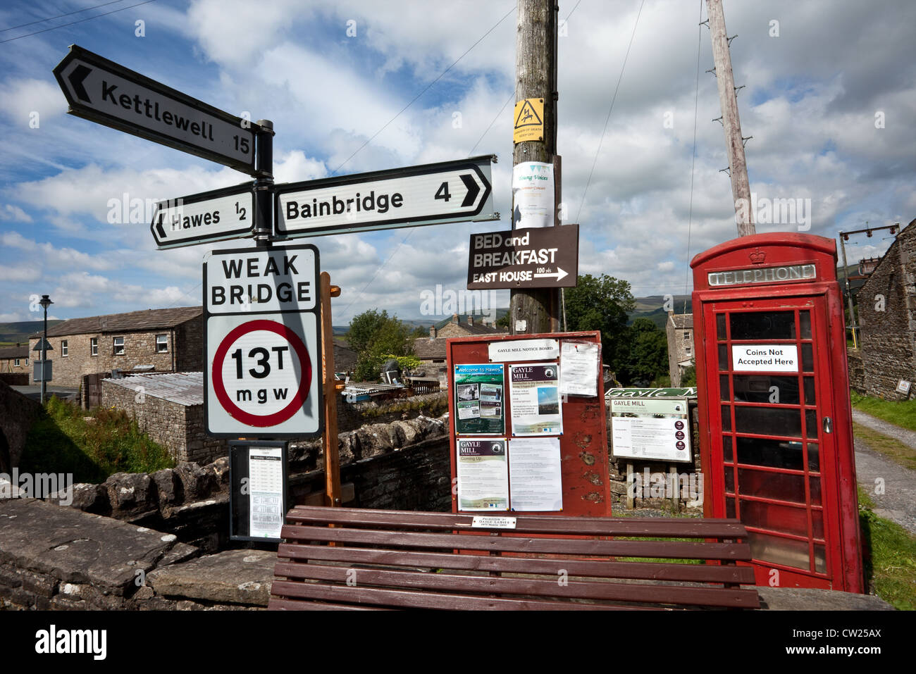 Panneau de signalisation et de désordre, signes de pont faible, beaucoup de panneaux à Gayle, Bainbridge, Wensleydale, North Yorkshire Dales National Park, Hawes, Royaume-Uni Banque D'Images