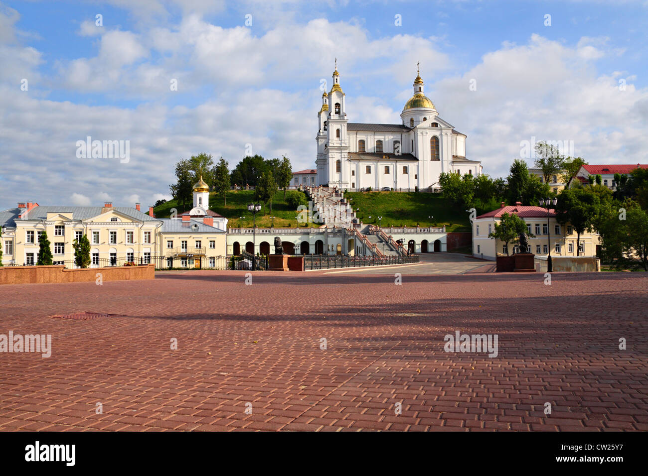 Chemin vers la sainte Cathédrale de l'Assomption dans la région de Vitebsk. Bélarus Banque D'Images