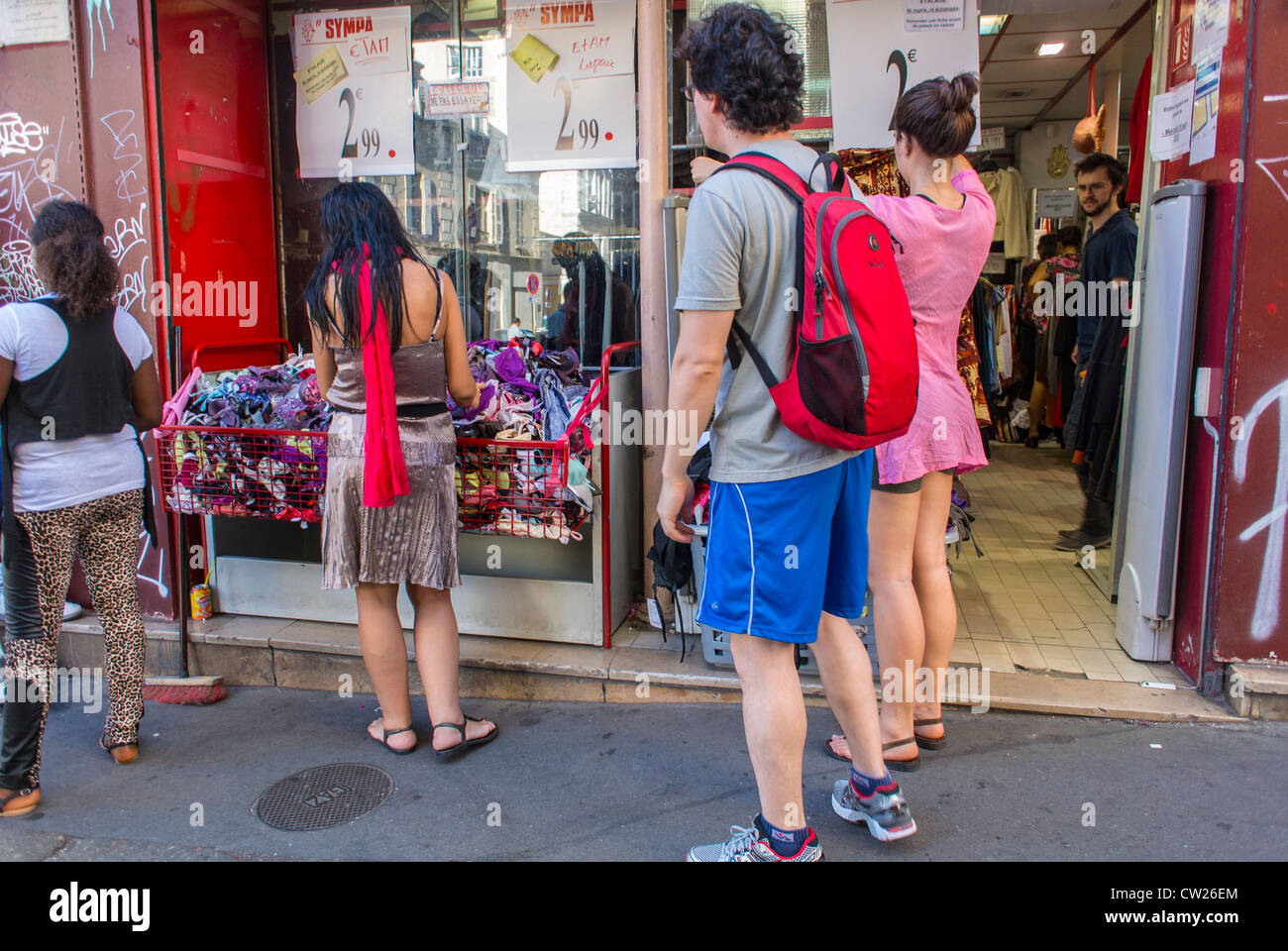 Touristes discount magasin de vêtements Banque de photographies et d'images  à haute résolution - Alamy
