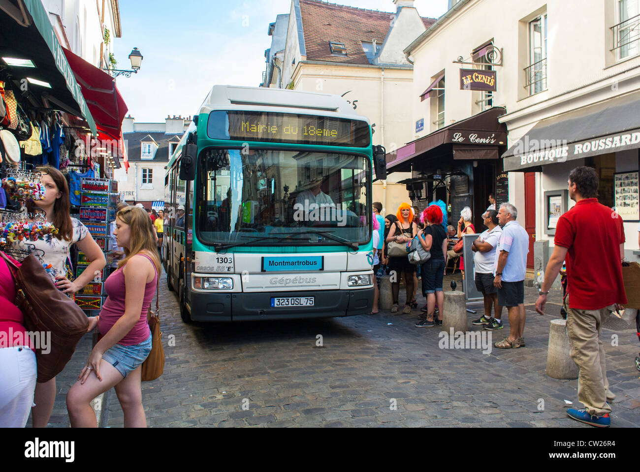Paris, France, foule, bus RATP local motorisé par moteur électrique sur la rue, dans le quartier de Montmartre, scènes de rue, bus des transports publics, 18ème arrondissement de Paris Banque D'Images