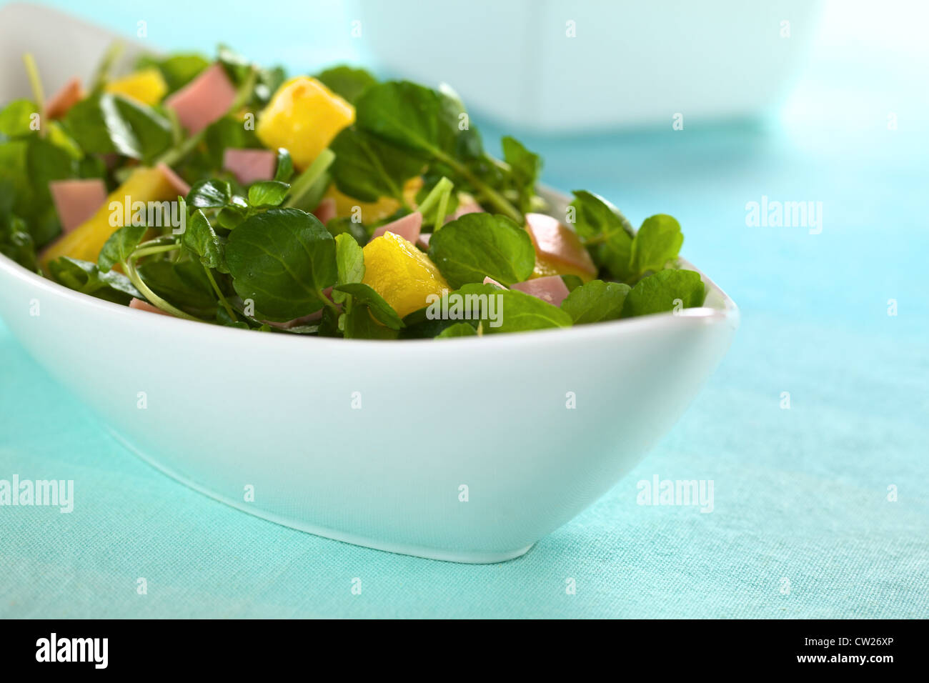 Le cresson frais, ananas et salade de jambon blanc allongé à bol (Selective Focus, Focus sur le morceau d'ananas à l'avant) Banque D'Images