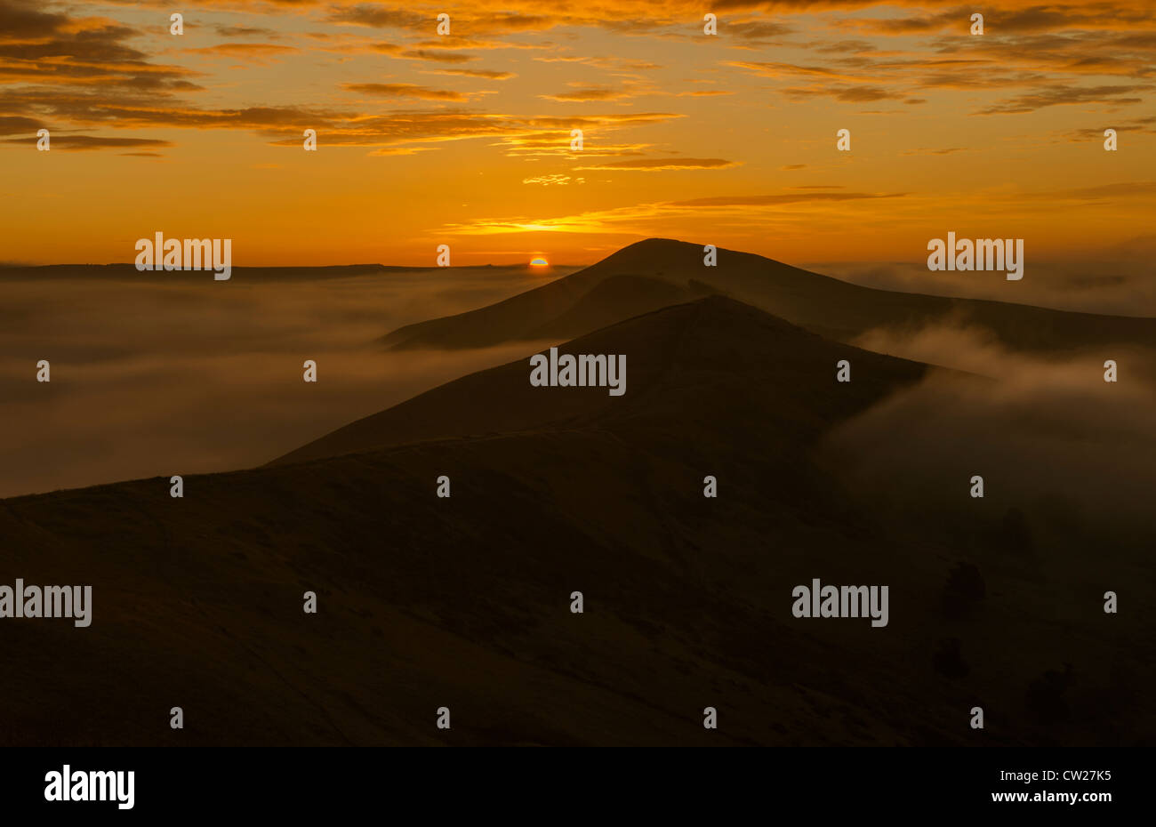 Le soleil levant sur le grand Ridge dans le Peak District Banque D'Images