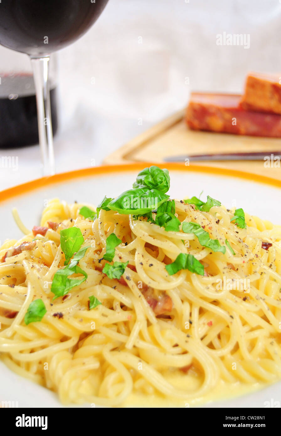 Vue rapprochée de Spaghetti carbonara sur table Banque D'Images