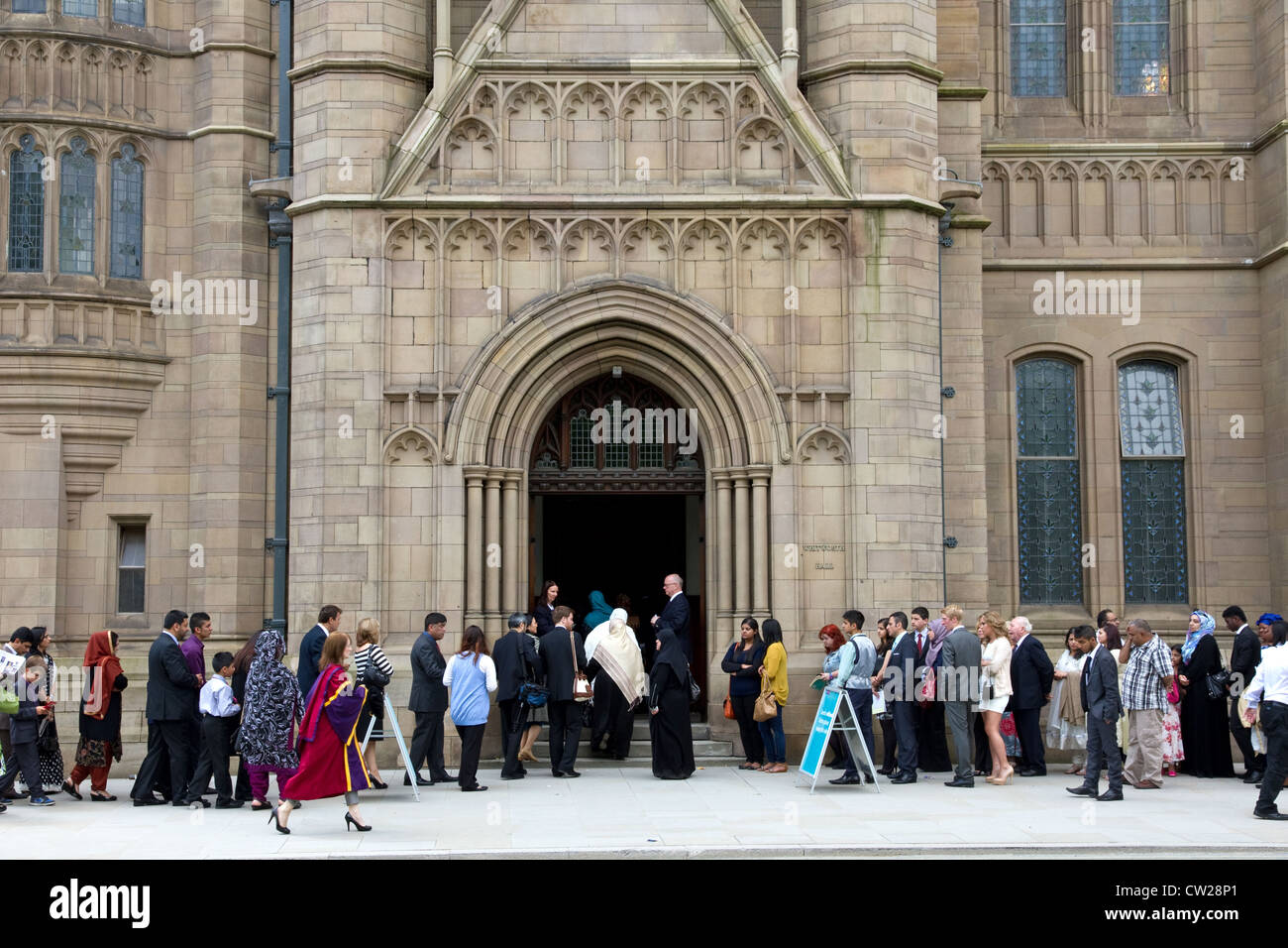 Les familles et les clients d'attente pour la cérémonie de diplôme, Whitworth Hall, Université de Manchester, Manchester, Angleterre, RU Banque D'Images