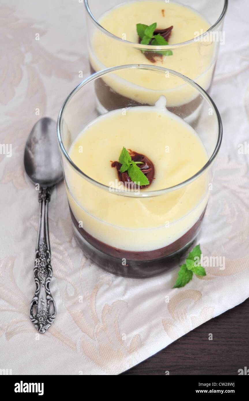 Chocolat et crème vanille, servi dans des verres, décorés de feuilles de menthe Banque D'Images