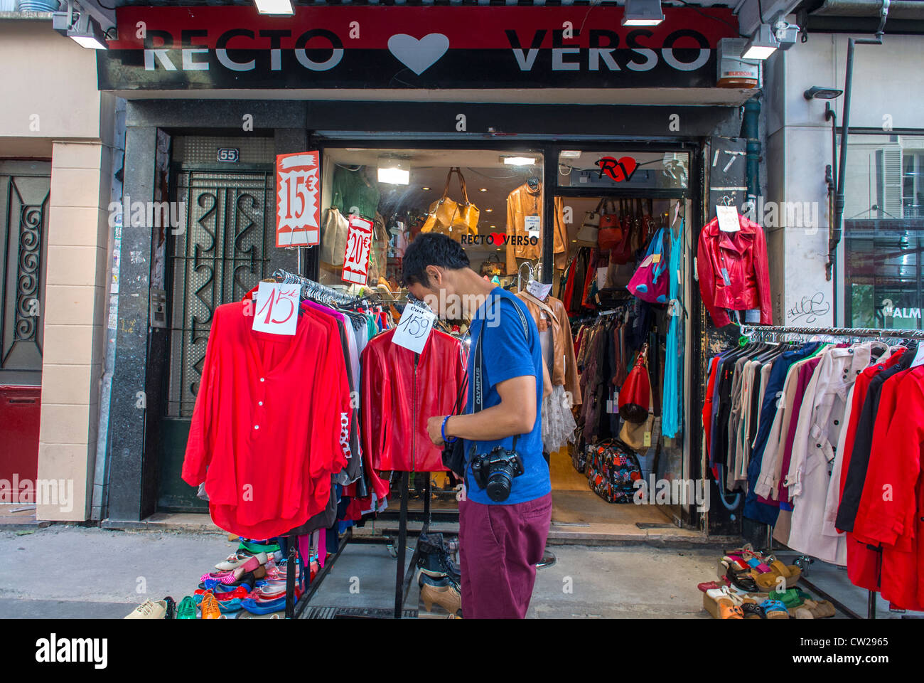 Paris, France, homme asiatique magasinant dans Vintage Old Clothing Store Front dans le quartier d'Abesses Montmartre, affichage sur le trottoir 'recto verso', homme éditorial vintage, été Banque D'Images
