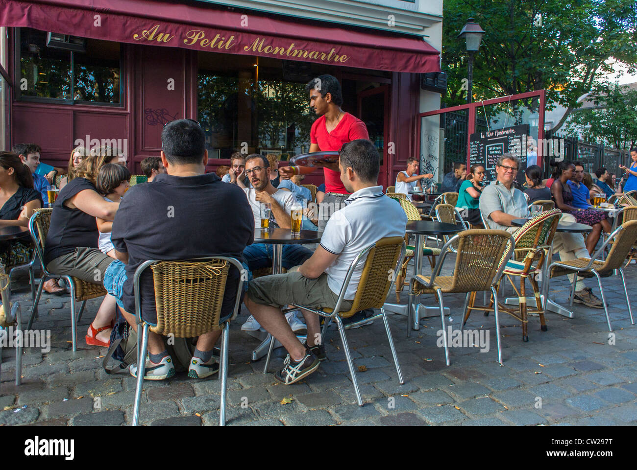 Paris, café France, grande foule de personnes partageant des boissons dans Abesses, quartier de Montmartre, terrasse de rue, Bistro français Restaurant 'au petit Montmartre' scène de café français parisien, trottoir, extérieur, terrasse de restaurant bondé Banque D'Images