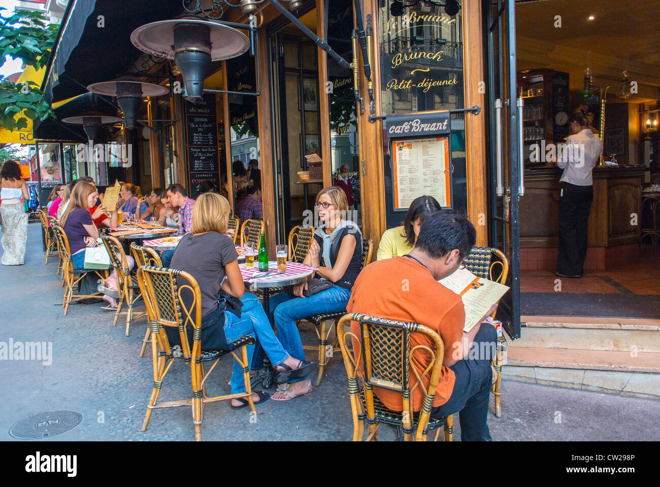 Paris, France, foule les femmes dînent, partager des boissons dans la région d'Abesses Montmartre, Bistro français, restaurant « café brut » terrasse scène parisienne des cafés de rue, trottoir Banque D'Images
