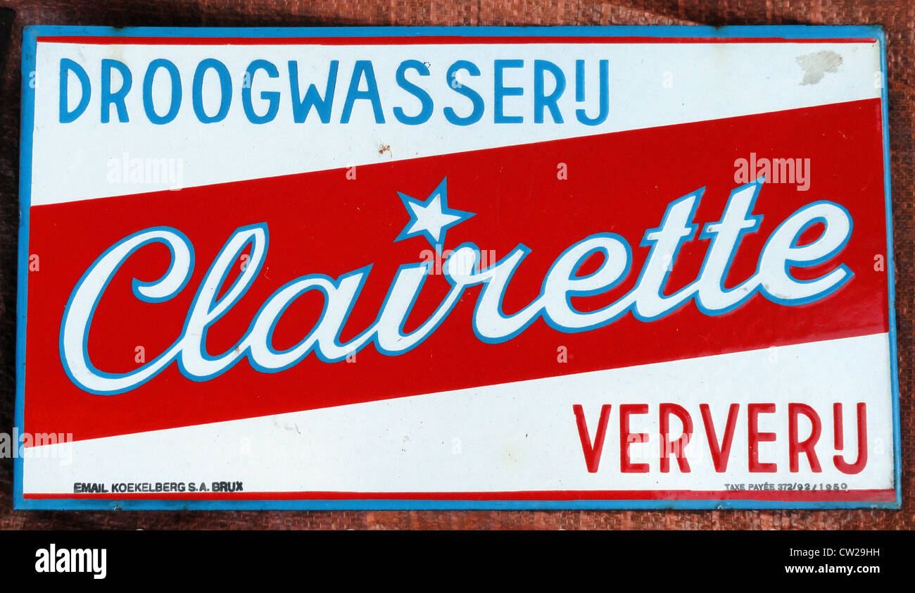 Les enseignes publicitaires en émail Droogwasserij Ververij Clairette ont été utilisées en Belgique pour promouvoir les services de blanchisserie et de nettoyage à sec. Ces enseignes vintage représentent les techniques publicitaires et la conception graphique du début du XXe siècle. Banque D'Images