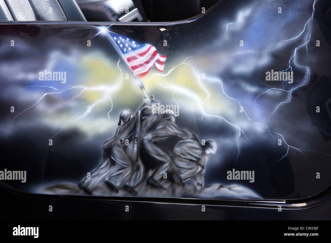 Peinture à l'Aérographe sur la porte latérale d'une jeep qui illustrent la montée du drapeau américain sur Iwo Jima, 23 février 1045 Banque D'Images