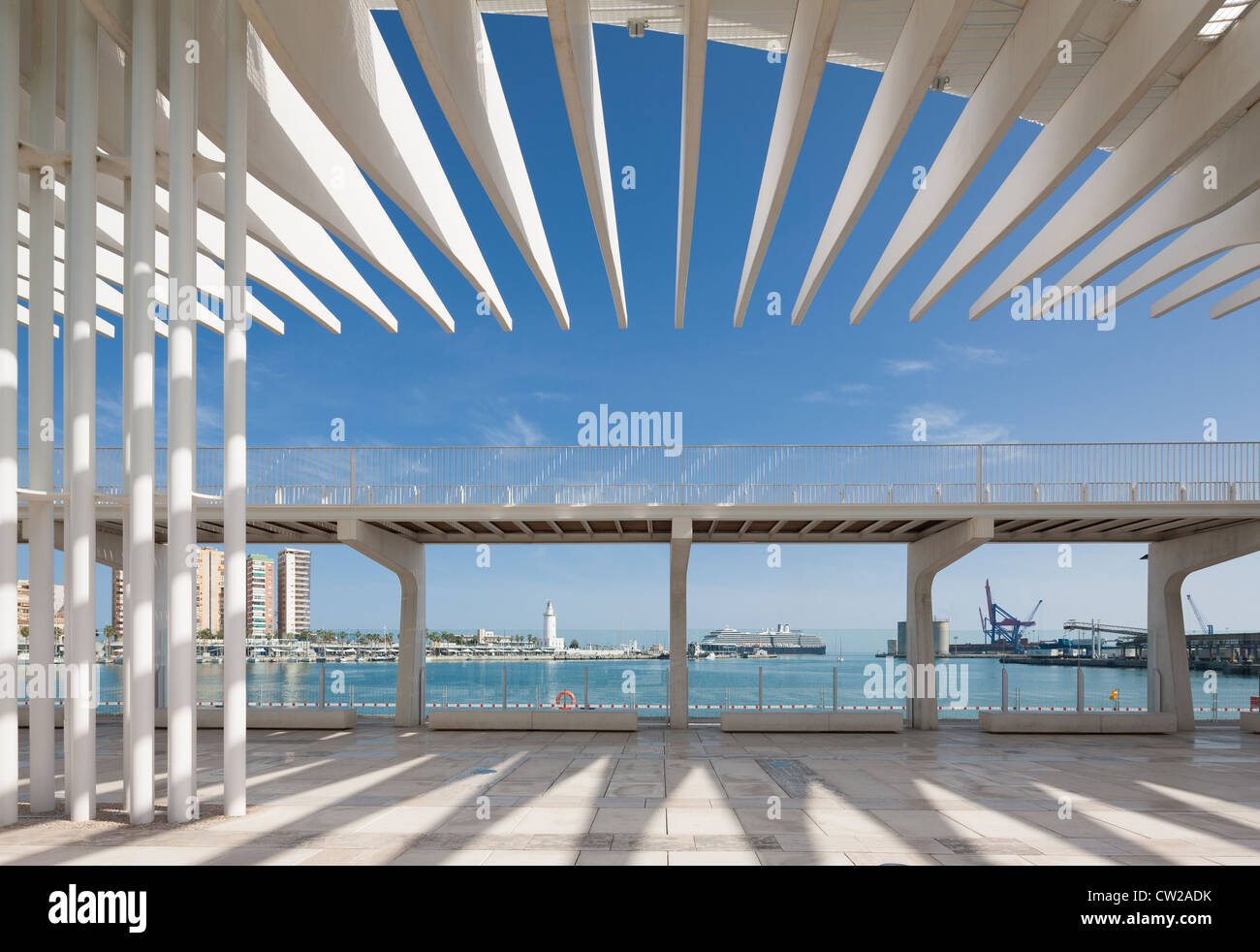 Malaga espagne. Le port moderne promenade boulevard El Palmeral de las Sorpresas avec Holland America Noordam croisière Banque D'Images
