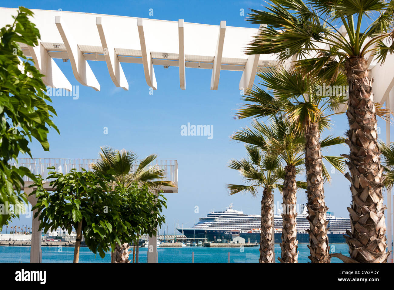 Malaga Espagne. Bateau de croisière avec palmiers. Promenade moderne du boulevard du port El Palmeral de las Sorpresas avec Holland America Line Noordam à Málaga Banque D'Images