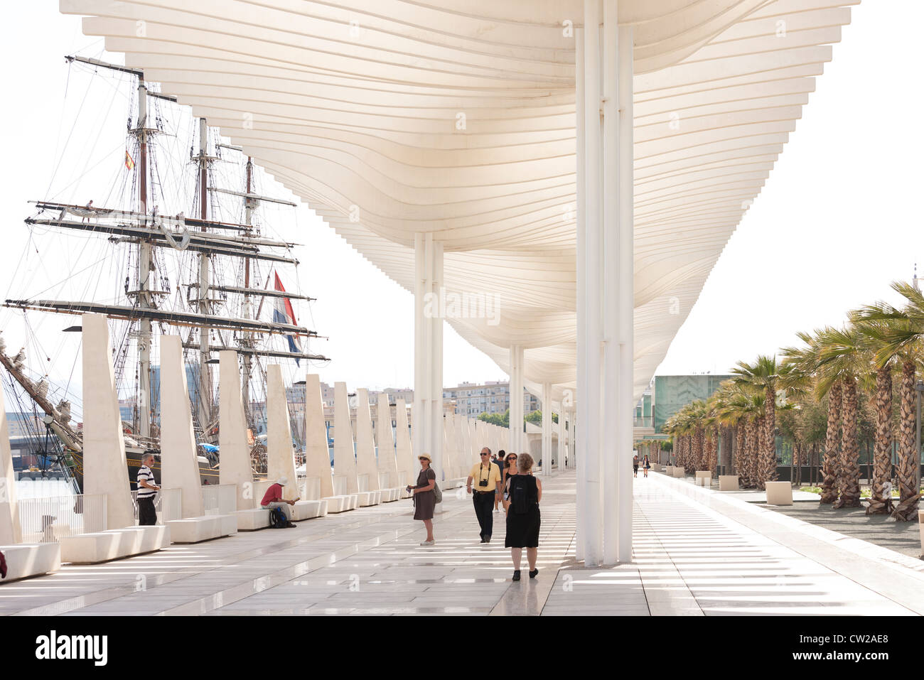 Malaga espagne. Le port moderne promenade boulevard El Palmeral de las Sorpresas avec clipper Stad Amsterdam croisière voile Banque D'Images