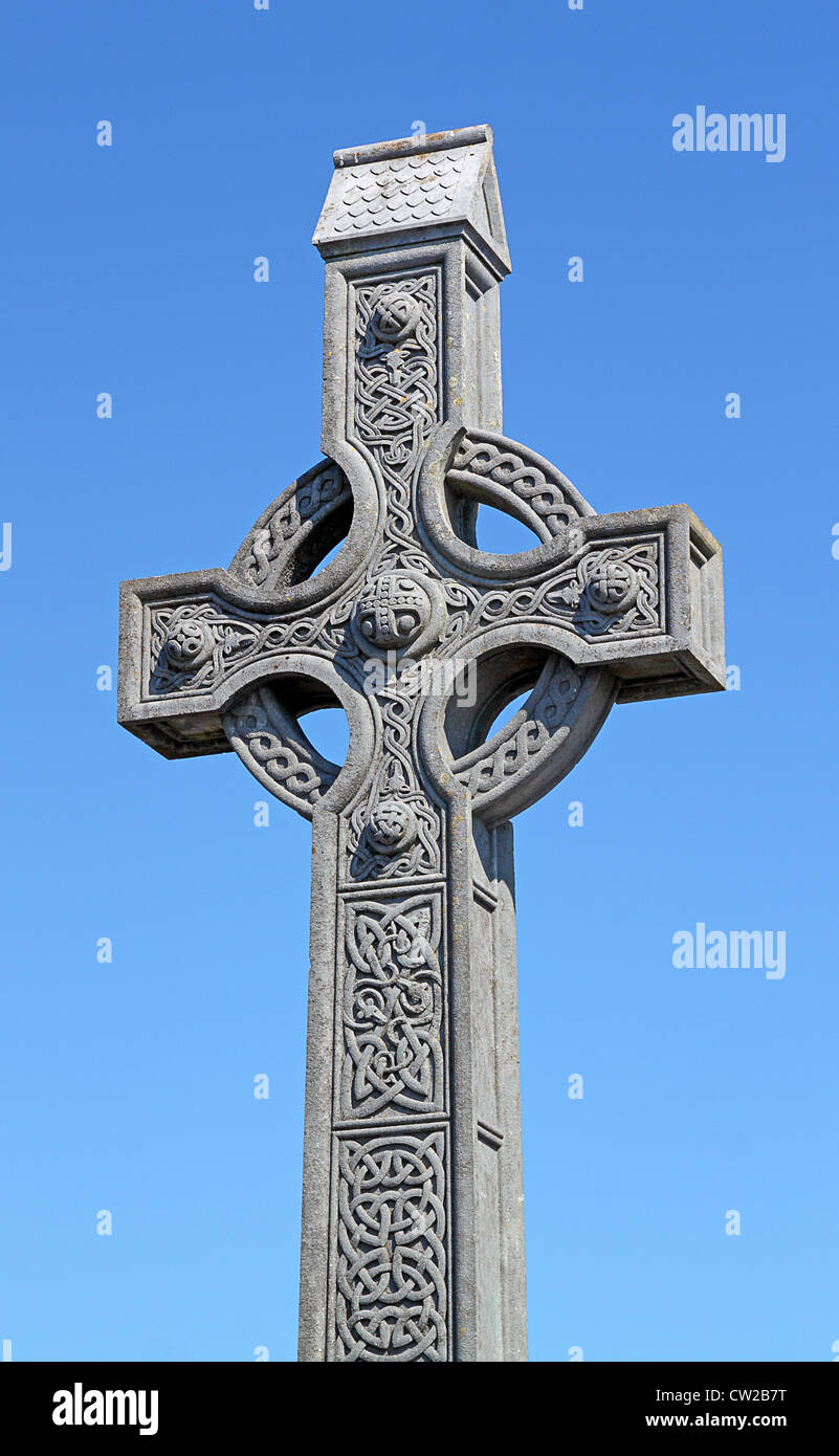 Une ancienne croix celtique dans un cimetière traditionnel Banque D'Images