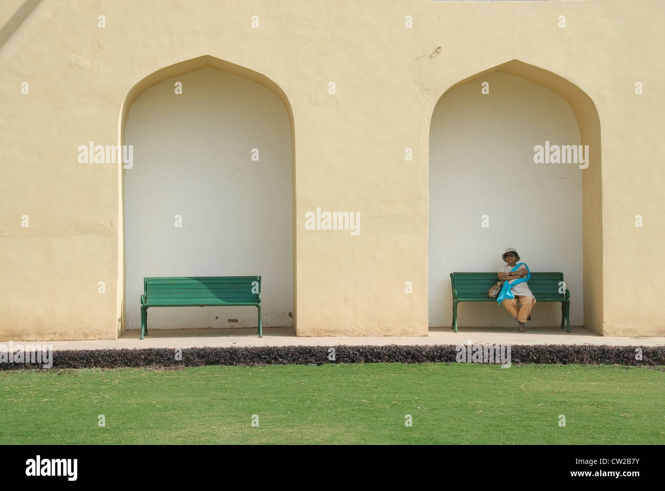 Tourisme solitaire femme assise sur un banc, Jantar Mantar, Jaipur Banque D'Images
