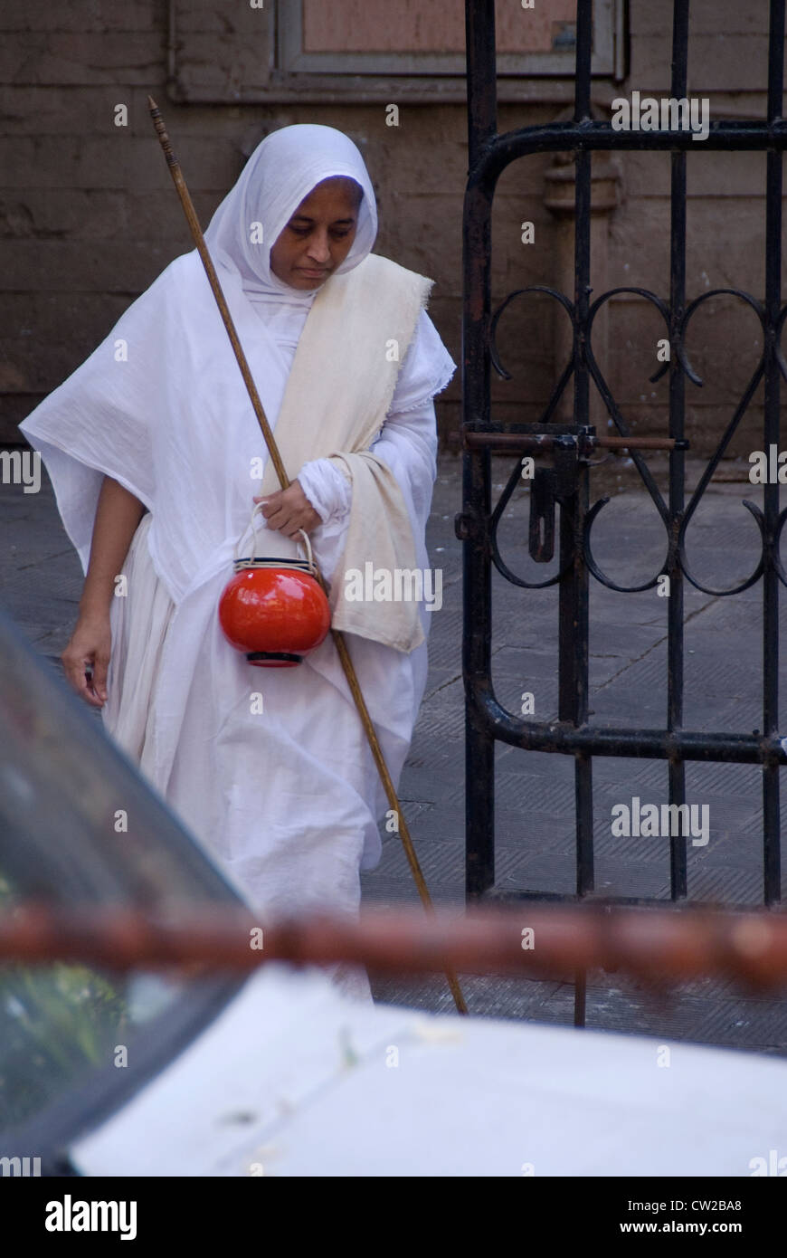 Un sadhu Jain Sadhvi (femmes) marcher passé - Mumbai, Maharashtra, Inde Banque D'Images