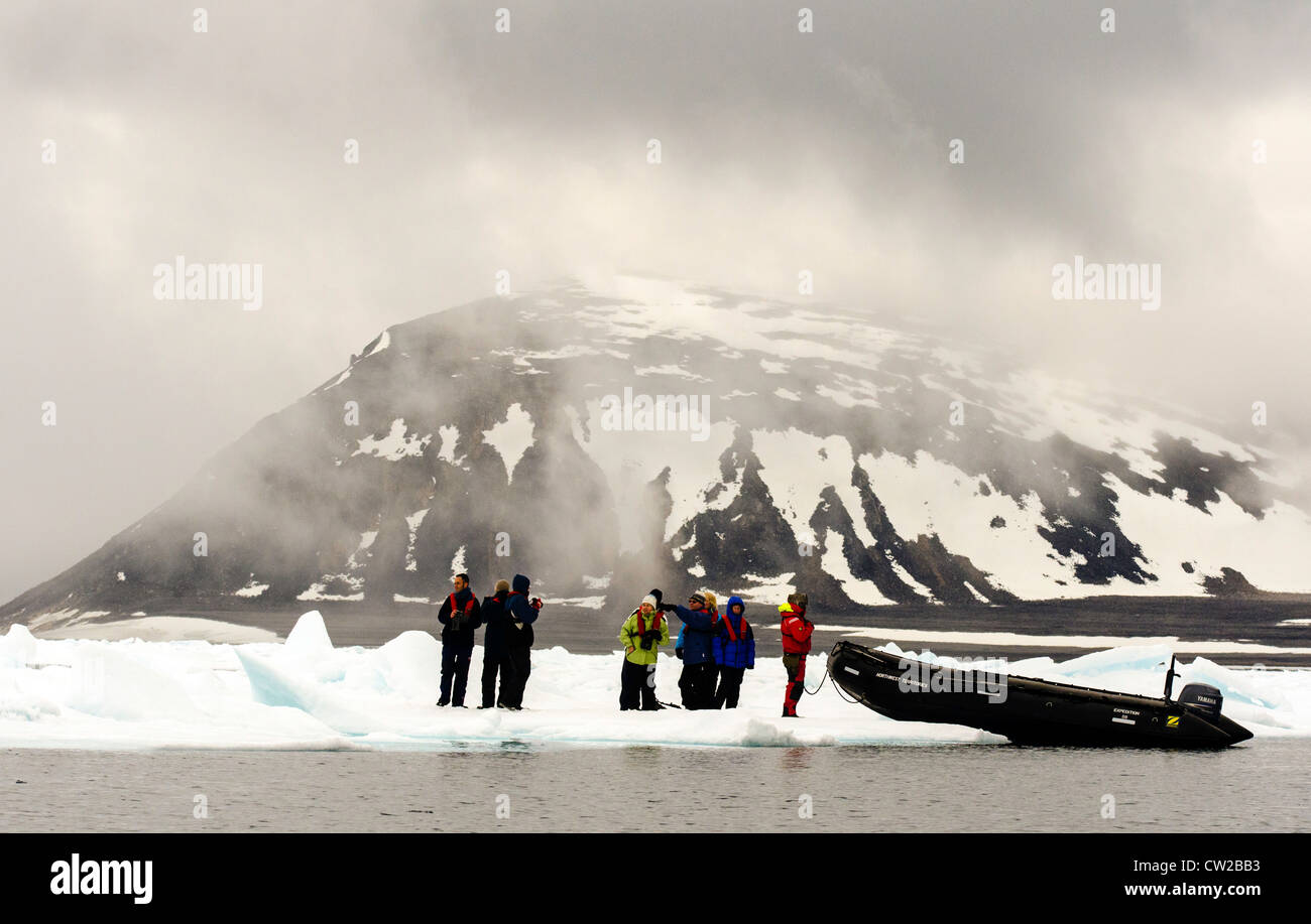 Les gens qui marchent sur la glace de mer Svalbard Norvège Scandinavie Cercle Arctique Banque D'Images